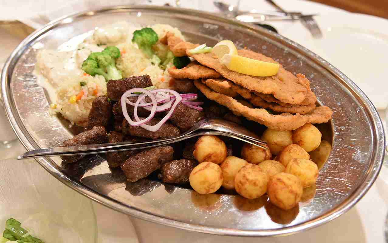 Hrvatski Pladanj — Croatian mixed grill platter